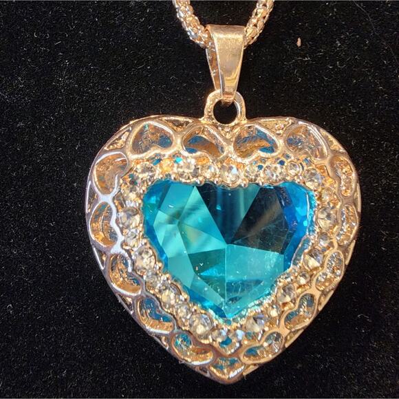 Betsey Johnson New Blue Aqua Crystals Heart Necklace Rose Gold Chain 28" NWT - Picture 4 of 8
